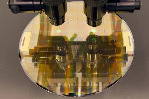 Silicon wafer on machine process examining in microscope. Foto stock