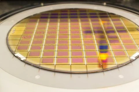 Silicon wafer with microchips fixed in the holder is on the chuck and ready f Foto stock