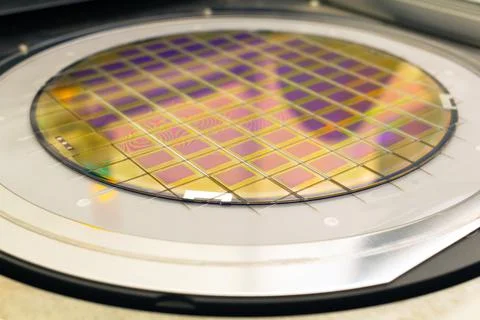 Silicon wafer with microchips fixed in the holder is on the chuck and ready f Foto stock