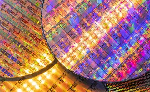 Silicon wafer with microchips reflecting different colors. Foto stock