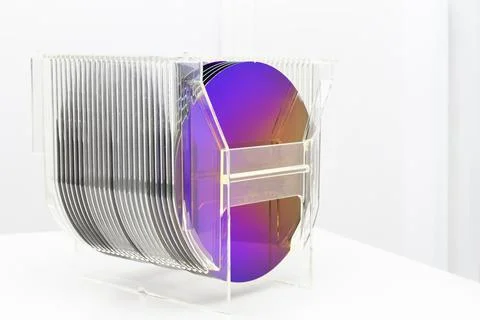 Silicon Wafers in plastic storage box in clear room of semiconductor foundry. Foto stock