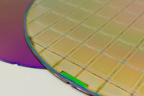 Silicon Wafers two types -empty grey wafer and gold wafes with microchips Foto stock