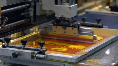 Silk screen printing process at the factory 库存影片 120905617