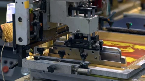 Silk screen printing process at the factory 库存影片 120905650