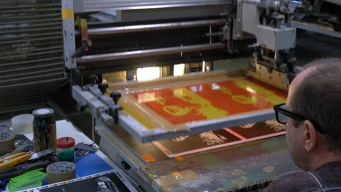 Silk screen printing process at the factory 库存影片 120905757