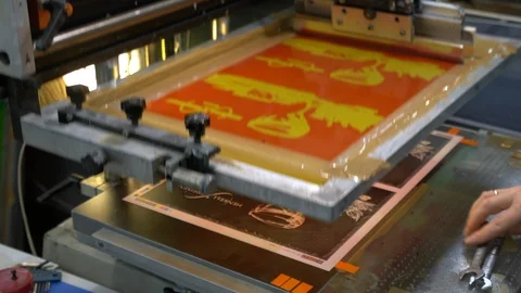 Silk screen printing process at the factory 库存影片 120905937