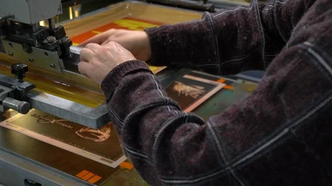 Silk screen printing process at the factory 库存影片 120905950