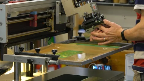 Silk screen printing process at the factory 库存影片 120906907