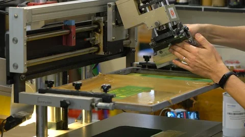 Silk screen printing process at the factory 库存影片 120907038