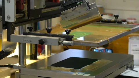 Silk screen printing process at the factory 库存影片 120907128