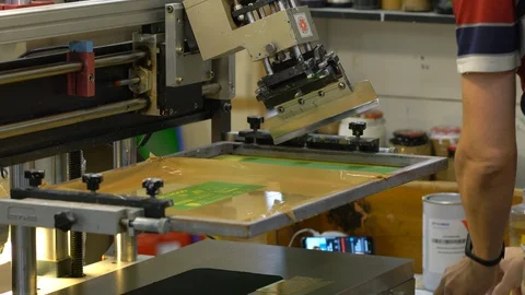 Silk screen printing process at the factory 库存影片 120907148