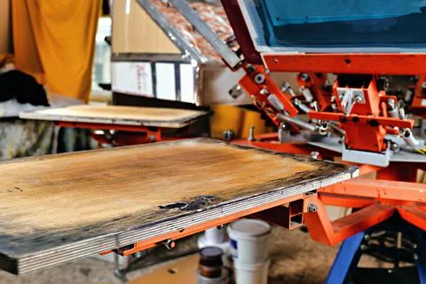 Silk screen textile printery. print screening apparatus selective focus photo 库存照片
