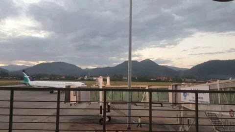 Silkair plane drives reverse, passenger boarding bridge, Luang Prabang Airport Видео 77784235
