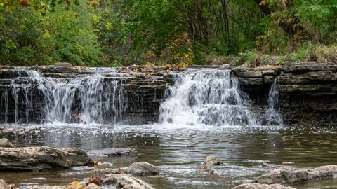 Silken Cascade: Low-Shutter Waterfall Over Rock Formation Stock-Fotos