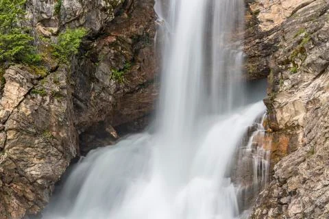 Silky Running Eagle Falls and Cavern Foto stock
