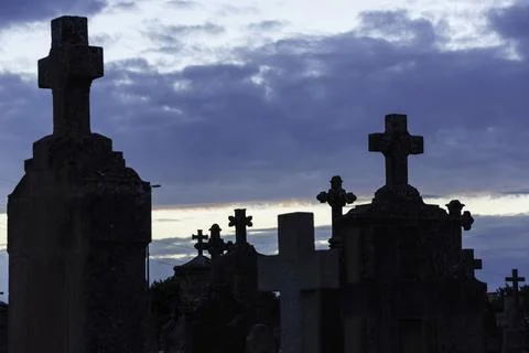 Siluetas de cruces al atardecer, cementerio de llucmajor,Conmemoracion de los Stock Photos