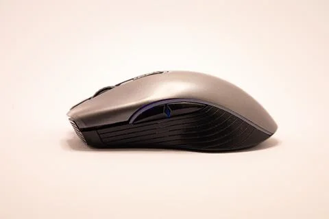 A silver and black computer mouse, an essential tool for users interacting wi Foto stock