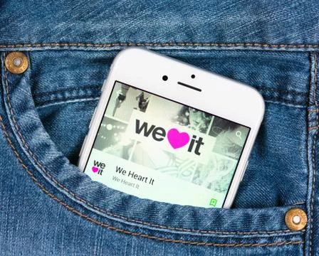 Silver apple iphone 6 displaying we heart it application Stock Photos