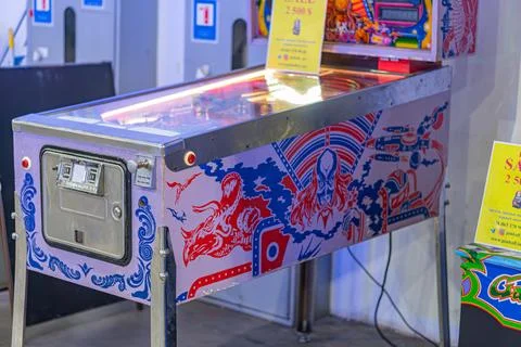 Silver arcade ping pong machine with a vibrant, detailed dragon theme, set .. Stockfoto's