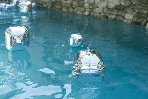 Silver balloons float in pools as birthday party decorations Stock-Fotos