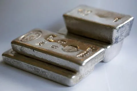 Silver bars of 1 kilo each isolated at at grey colored background Stock Photos