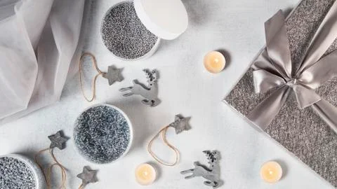 Silver beads in the boxes, small candles, grey tulle fabric and silver gift box. Foto stock