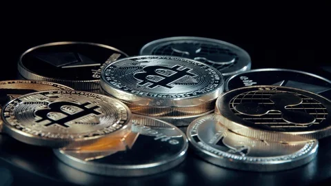 SIlver Bitcoin coin on black background. Silver Crypto coin on spinning stand. Stockbeeldmateriaal 126907558