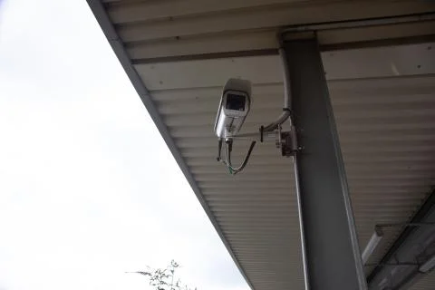 Silver CCTV Camera. Protection security system watching people Foto stock