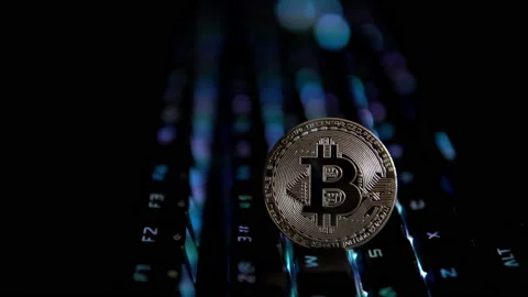 Silver coin bitcoin on the background of a flashing keyboard. Vídeos de archivo 88276606
