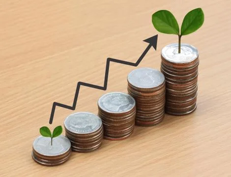 Silver coin stack and arrow line and have treetop. Foto stock