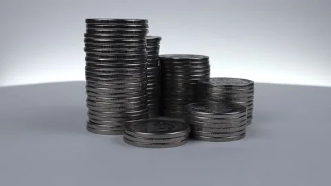 Silver coins in ascending order on a rotating table. Close-up, slow motion Vídeo Stock 134883241
