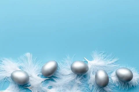 Silver Easter eggs on blue background. Top view decoration Foto stock