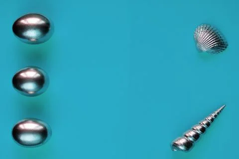 Silver eggs and shells on colored background Stockfoto's