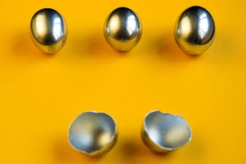 Silver eggs and shells on colored background Stockfoto's