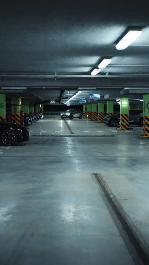 Silver electric car exiting underground parking garage Vídeos de archivo 318444601