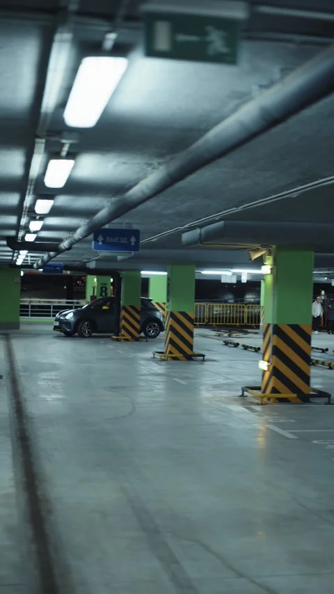 Silver electric SUV parked in underground garage Vídeos de archivo 318444995