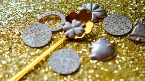 Silver Happy New Year token in a golden casting spoon with lucky figures Vídeo Stock 342074009