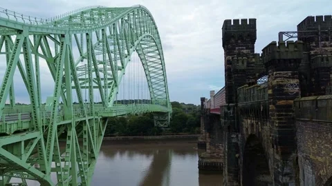 Silver Jubilee bridge aerial view dolly zoom effect pull back 库存影片 342404196