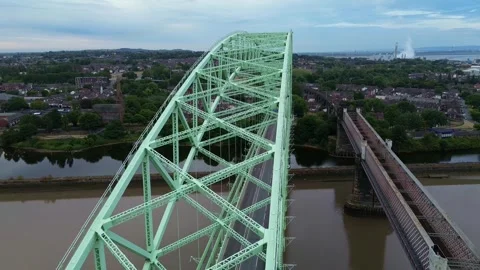 Silver Jubilee bridge aerial view overlooking railway viaduct and Mersey estuary 库存影片 342405341