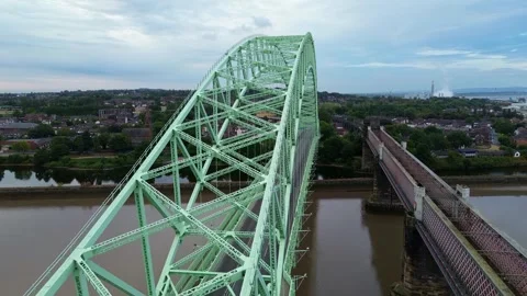 Silver Jubilee bridge aerial view establishing the two Widnes bridges 库存影片 342405879