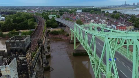 Silver Jubilee bridge aerial view descending between Ethelfleda railway viaduct 库存影片 342408415