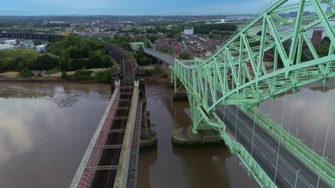 Silver Jubilee bridge aerial view descent towards the Widnes town side 库存影片 342408436