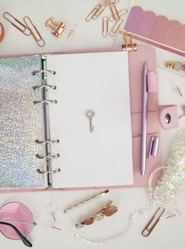 Silver key on the white page of the planner. Diary open with white and Illustrazione stock