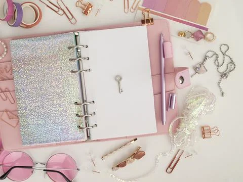 Silver key on the white page of the planner. Diary open with white and 库存插图