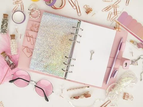 Silver key on the white page of the planner. Diary open with white and Illustrazione stock