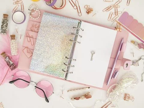 Silver key on the white page of the planner. Diary open with white and 스톡 일러스트