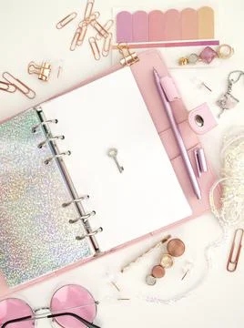 Silver key on the white page of the planner. Diary open with white and 库存插图