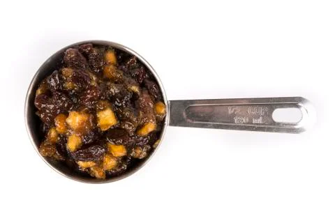 Silver measuring cup containing fruit mincemeat mix top down view Foto stock