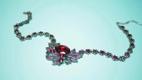 Silver necklace with ruby on a blue background. fashion design Foto stock