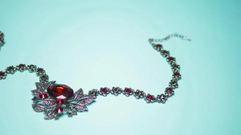 Silver necklace with ruby on a blue background. fashion design Foto stock